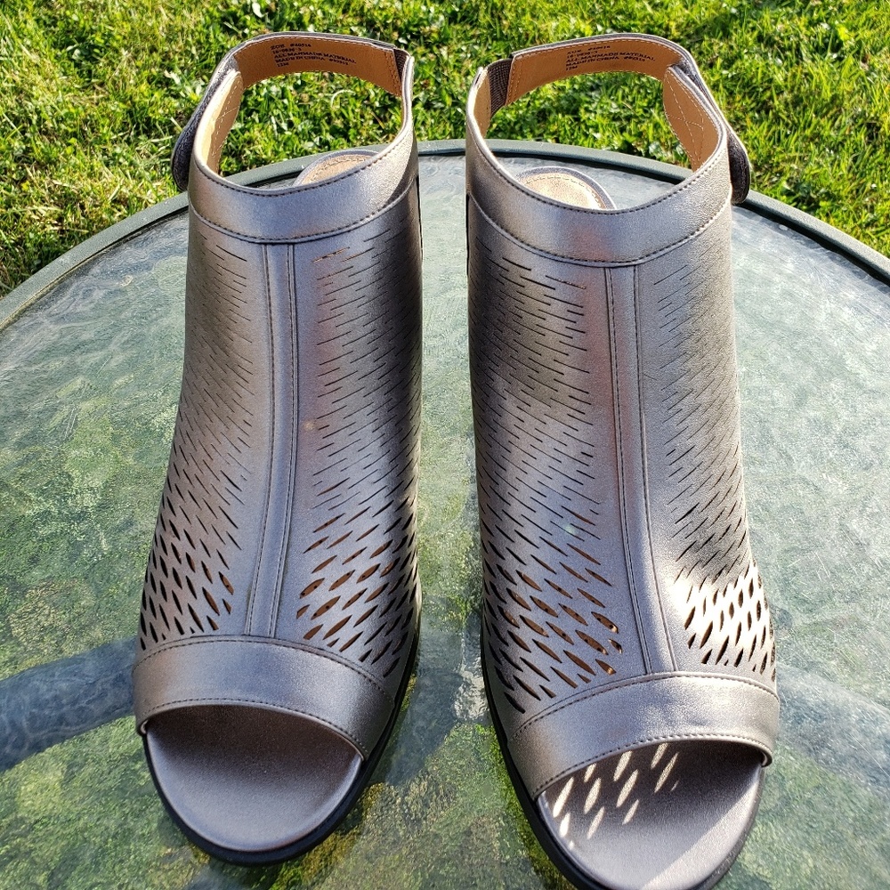 Sandals size 12